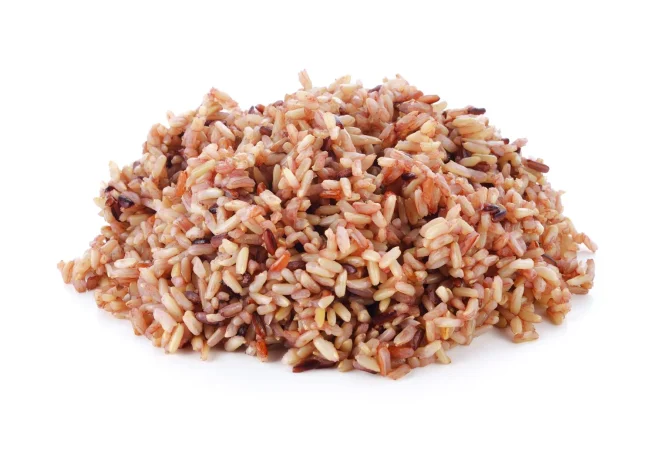 Arroz integral perfecto: El truco para que nadie note la diferencia (o casi) 82 Merca2.es arroz rojo sobre una b blanca Merca2.es