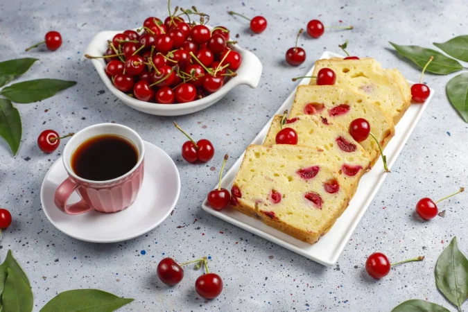 delicioso pastel de cerezas con cerezas frescas vista superior Merca2.es