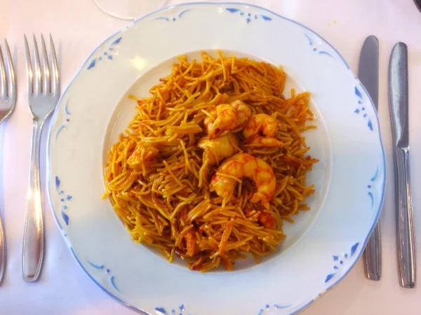 directamente por encima de la toma de la comida servida en el plato Merca2.es