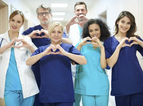 grupo-de-medicos-con-el-simbolo-del-corazon