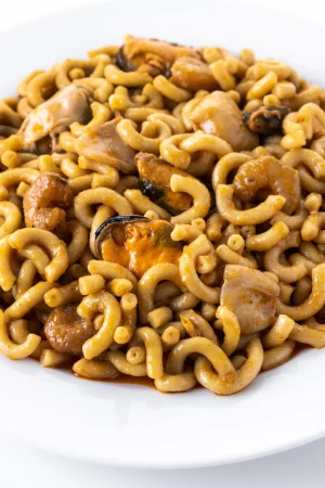 paella de fideua espanola tradicional aislada sobre fondo blanco Merca2.es