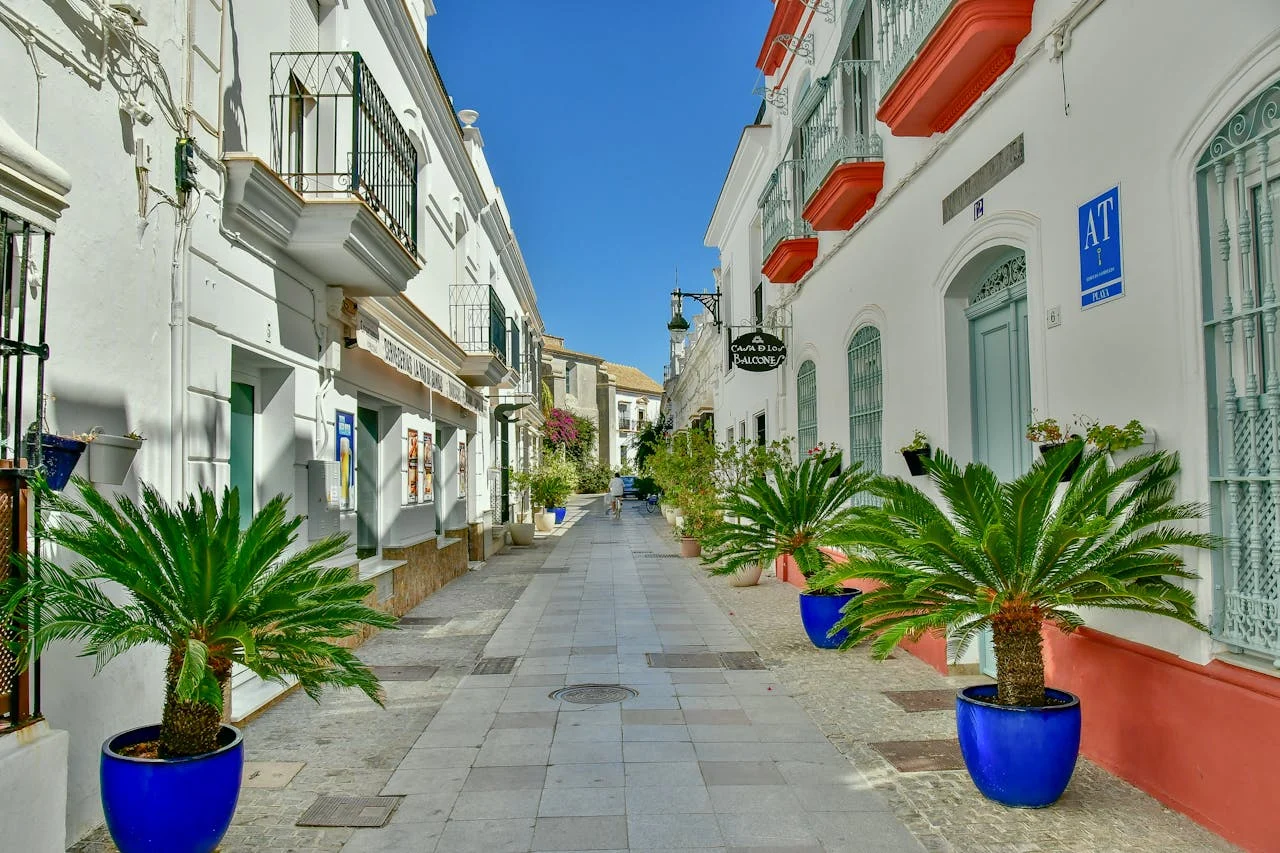 La ciudad española que en 2025 bate récords de felicidad, con las mejores playas y uno de los faros más altos de Europa 2 Merca2.es EL GIGANTE VIGÍA DEL ATLÁNTICO: EL FARO DE CHIPIONA