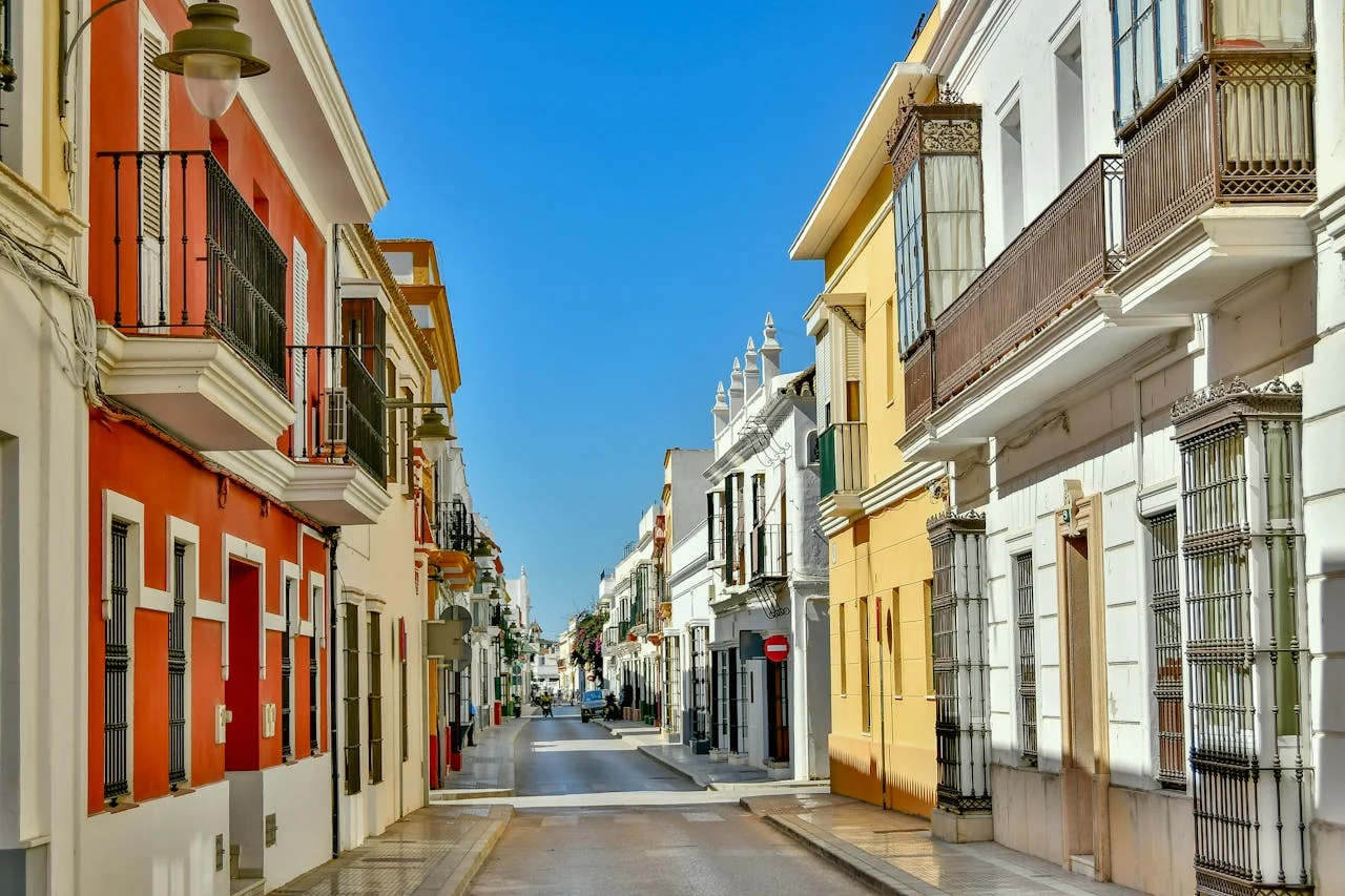 La ciudad española que en 2025 bate récords de felicidad, con las mejores playas y uno de los faros más altos de Europa 1 Merca2.es EL SECRETO DE LA FELICIDAD AL SUR DEL SUR