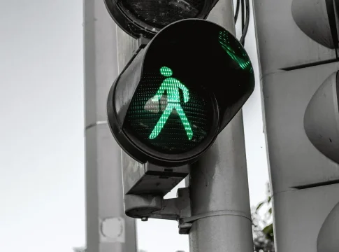 La DGT te vigila en los semáforos: Si haces ESTO, la multa es instantánea La DGT te vigila en los semáforos: Si haces ESTO, la multa es instantánea