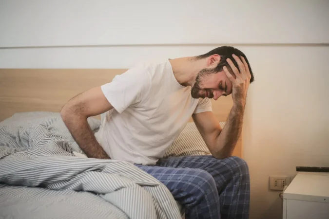 Tu dolor de cabeza al despertar tiene los días contados, corrige este fallo gordo al dormir