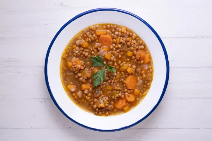 plato de lentejas con chorizo de patata y morcilla guiso de lentejas con verduras Merca2.es