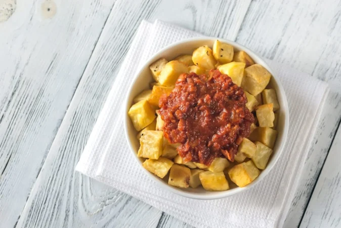porcion de patatas bravas con salsas 1 Merca2.es