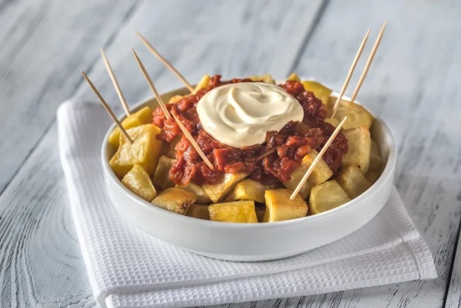 porcion de patatas bravas con salsas Merca2.es