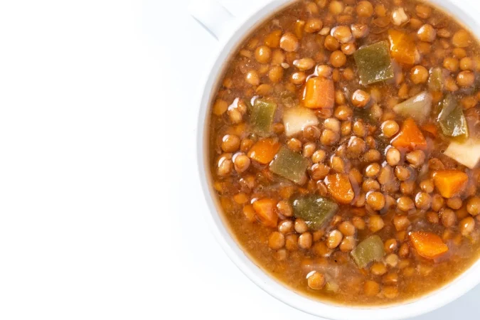 sopa de lentejas con verduras en un cuenco aislado sobre un fondo blanco Merca2.es