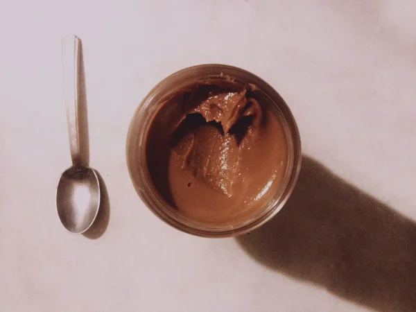 vista de angulo alto de la mantequilla de mani en la mesa Merca2.es