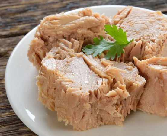 vista en angulo alto de la comida servida en el plato Merca2.es