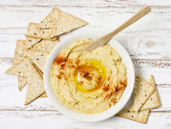 vista superior del tazon de hummus con nacho chips Merca2.es