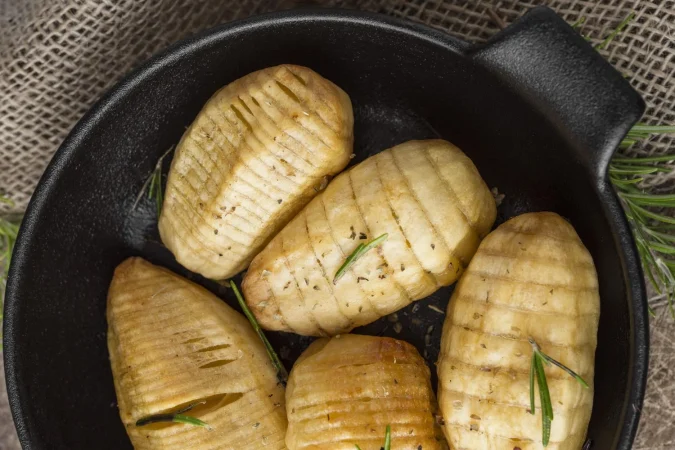 Patatas asadas en Airfryer: Crujientes por fuera, jugosas por dentro y rellenas de lo que más te guste 20 Merca2.es vista superior sabrosas papas en un tazon Merca2.es
