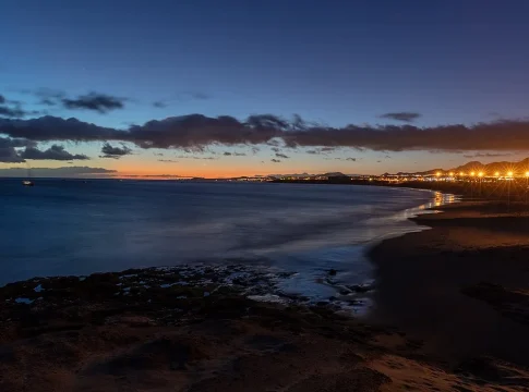 La playa canaria que todos buscan este verano: arena negra, aguas turquesas y sin turistas