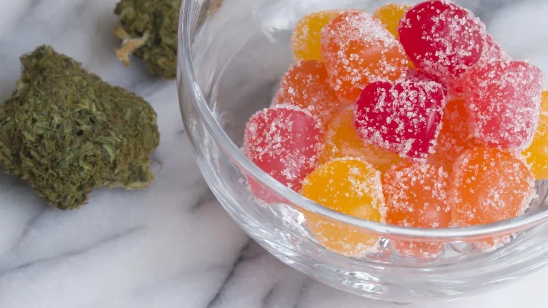 ¿Qué peligros existen al comer dulces contaminados con marihuana?