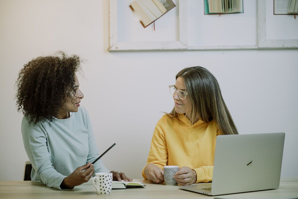 Brecha salarial y baja presencia femenina en cargos directivos retos pendientes en empresas según Coverflex