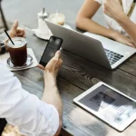 La facturación de las empresas de servicios digitales crece un 1,5% 1 Merca2 De acuerdo con los datos del barómetro TIC Monitor, elaborado por Fundación VASS y el Centro de Predicciones Económicas CEPREDE, el sector de servicios digitales