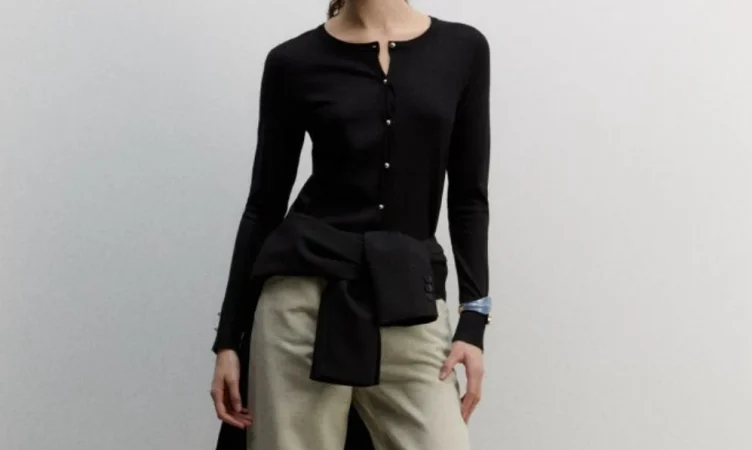 4. Jersey con botones y cuello redondo