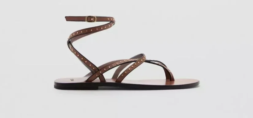 1. Sandalias de piel con tiras (29,99€, antes 49,99€)