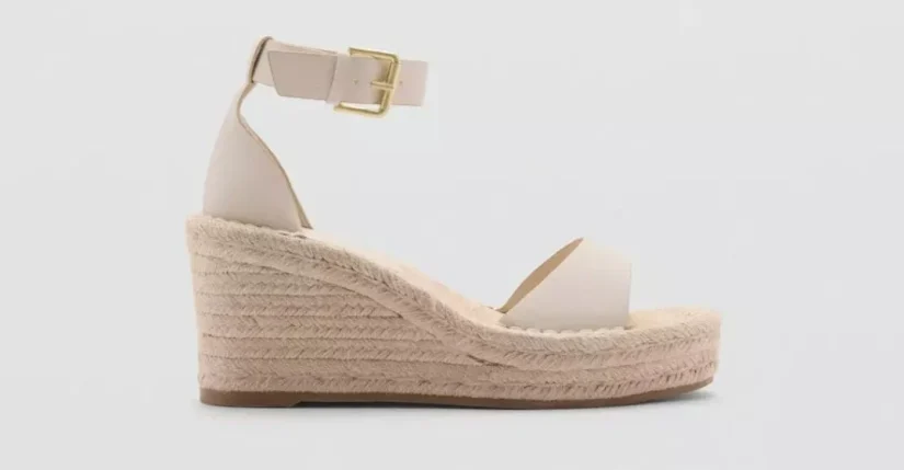 2. Sandalias de cuña blancas (22,99€, antes 45,99€)