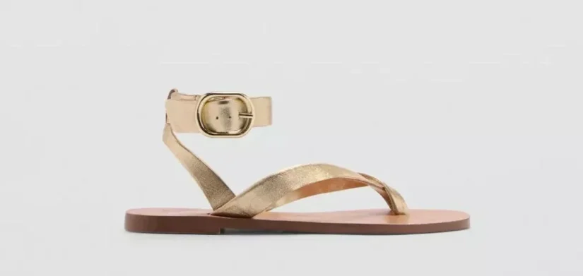 3. Sandalias doradas de tiras (35,99€, antes 49,99€)