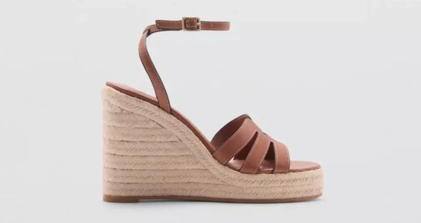 4. Sandalias cuña con tiras cruzadas (35,99€, antes 49,99€)