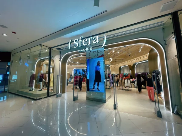 Largas colas para conseguir los conjuntos bordados más bonitos del verano