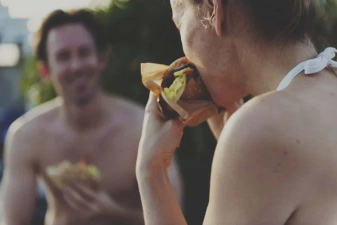 ¿Es realmente peligroso bañarse después de comer?