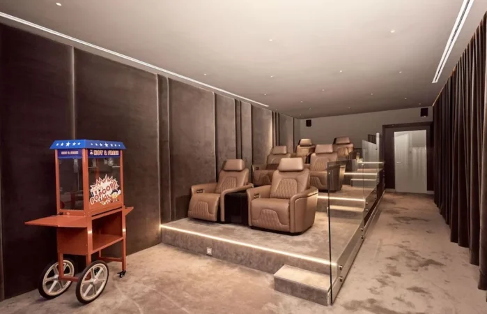 Una sala de cine al estilo de Hollywood y sorpresas en el sótano