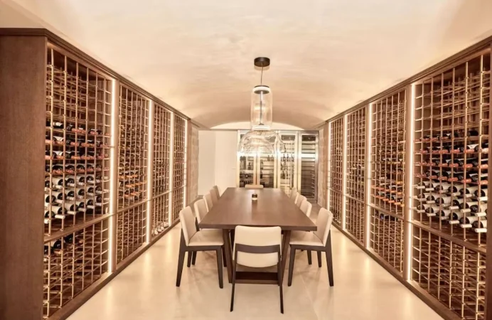 Exterior: campo de fútbol, ​​simulador de golf y piscina al aire libre