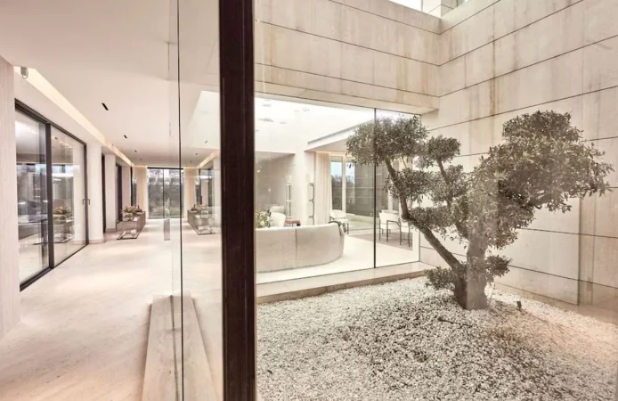 Patio inglés y naturaleza en casa