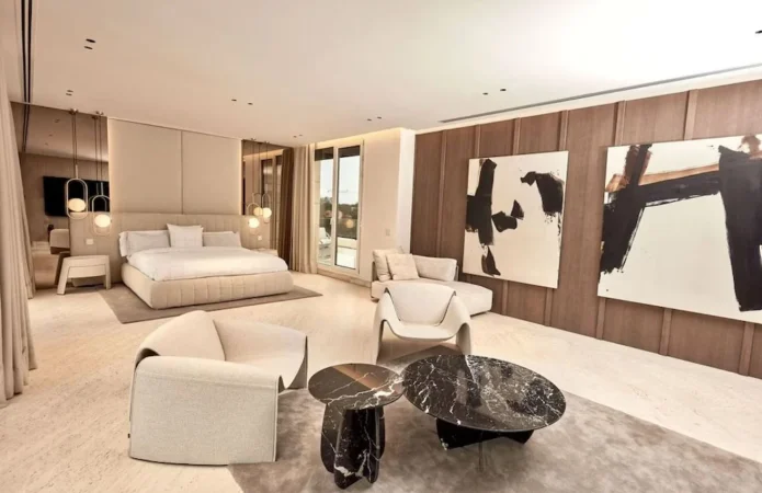 Un dormitorio sobrio, elegante y funcional