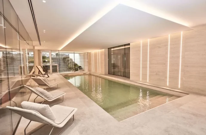 Área de bienestar: piscina climatizada, sauna y gimnasio