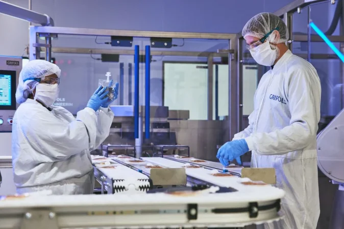 Mejoran las perspectivas de Grifols ante una competencia más benigna en IgG 2 Merca2.es Grifols Employees working in the Albumin Bag Overwrapping Area Merca2.es