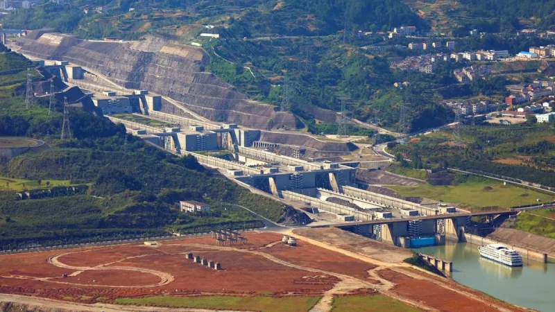¿Cuál es la línea central de la Tierra y por qué es significativo?