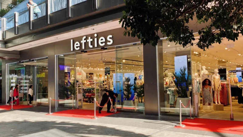 La jugada más rentable de Inditex: relanzar Lefties para frenar la ofensiva de Shein y Primark 1 Merca2.es Lefties rebaja a menos de 10 euros las bermudas que estabas buscando por debajo de la rodilla