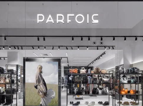 El vestido midi con bolsillos de Parfois desata la locura tras su desplome a 12,99 euros El vestido midi con bolsillos de Parfois desata la locura tras su desplome a 12,99 euros