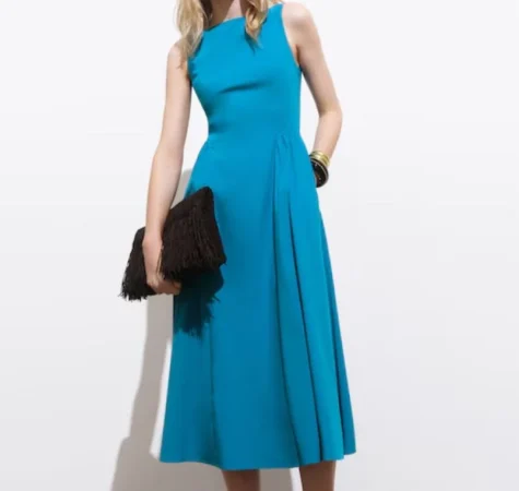 1. Un vestido azul intenso: vibrante, sofisticado y versátil. Una opción elegante que favorece a todas