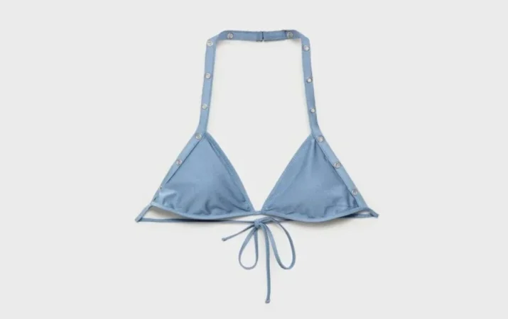 6. Bikini celeste con tachuelas: sutil, pero con actitud