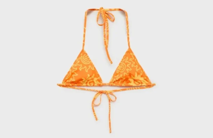 7. Bikini con estampado de soles: divertido y nostálgico