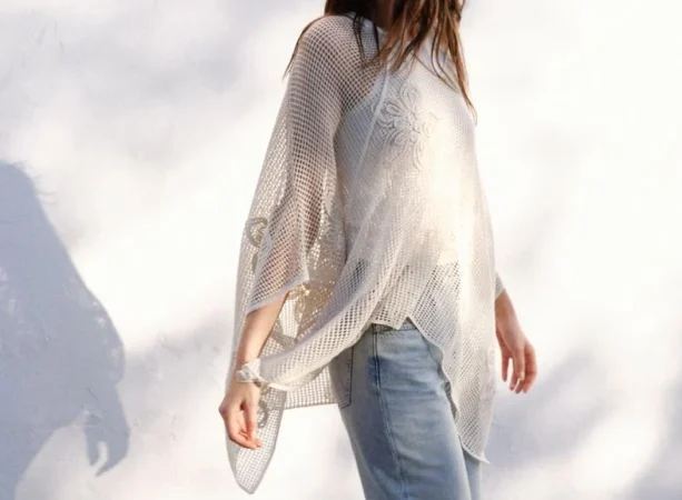 Capa de punto crochet con bordados – 80 €