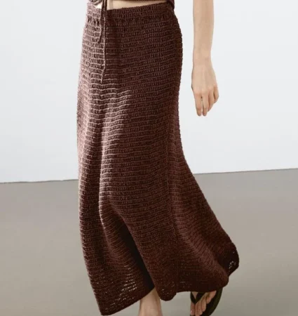 Falda midi de crochet en burdeos – 90 €