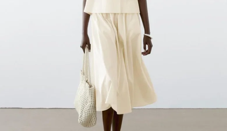 2. Falda midi con vuelo y estampado a rayas