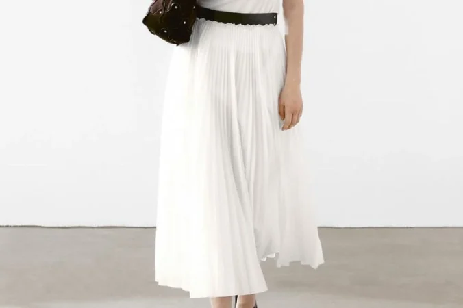 4. Falda midi blanca con detalle de piel