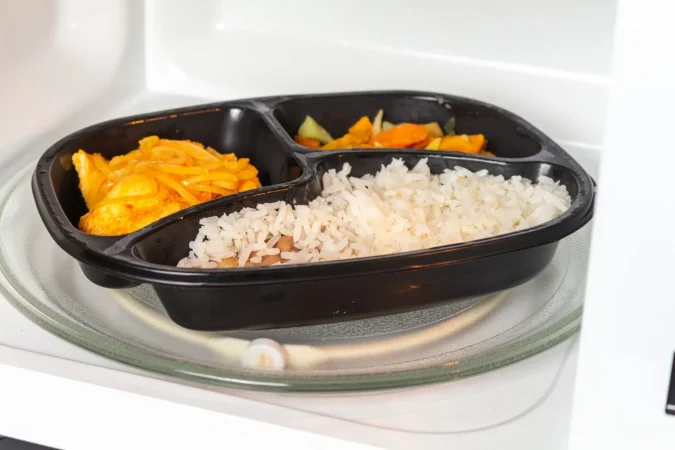 ¿Qué dice la ciencia sobre calentar el vasito de arroz en plástico?