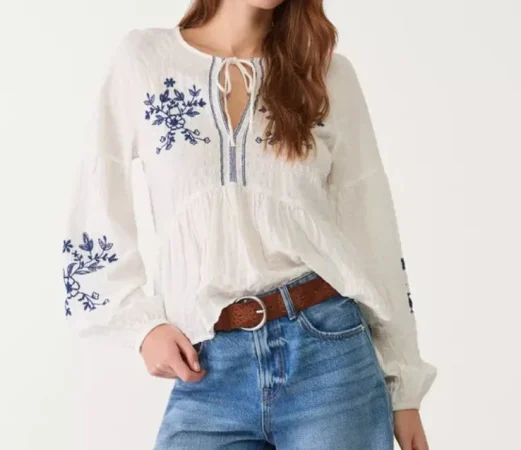 1. Blusa bordada: sencillez elevada con detalles