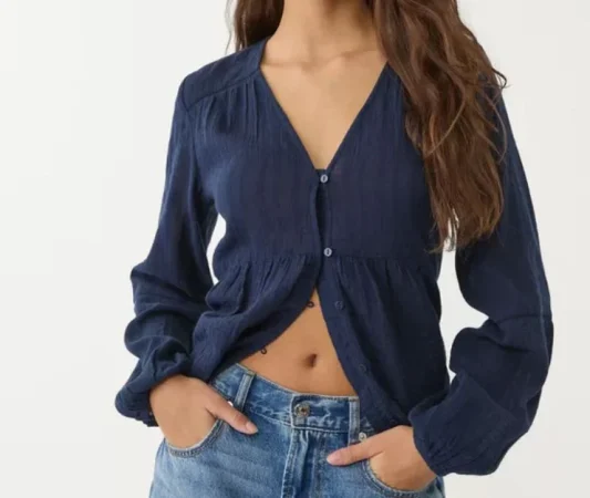 Las camisas fresquitas de Stradivarius que combinan con todo