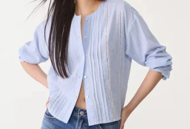 5. Camisa celeste: un soplo de aire fresco