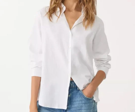 2. Camisa blanca básica: un clásico que nunca falla