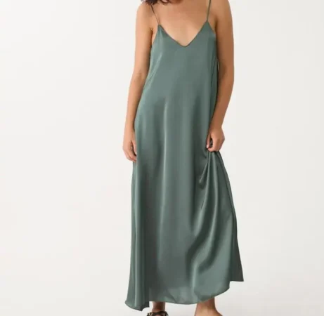 1. Elegancia nocturna: vestido largo fluido satinado en verde caqui